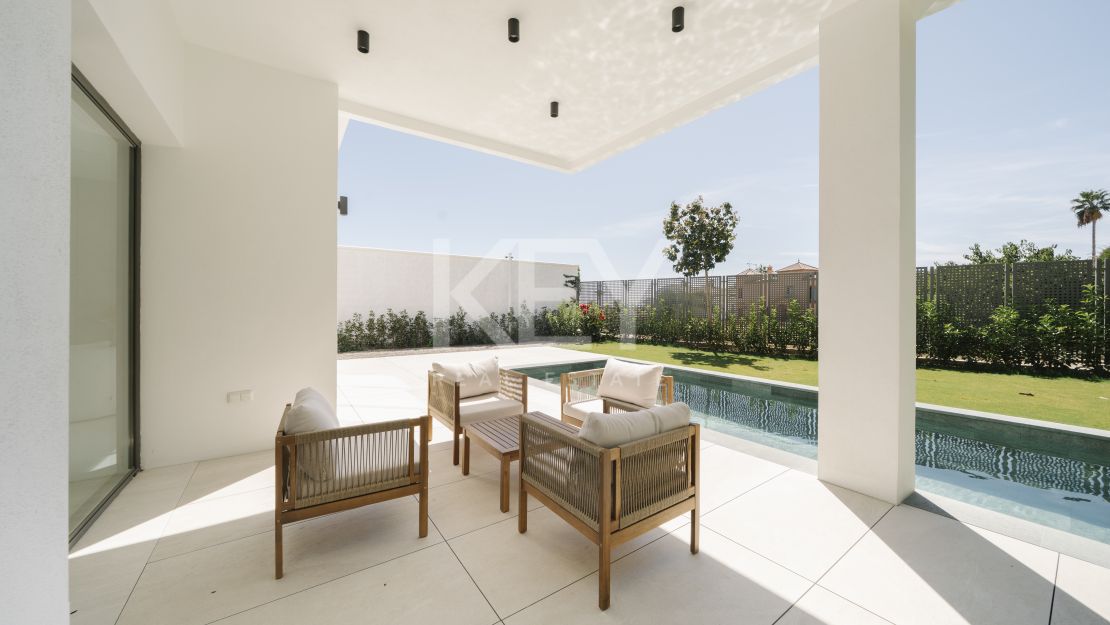 Современная вилла с панорамным видом на море в Эстепоне