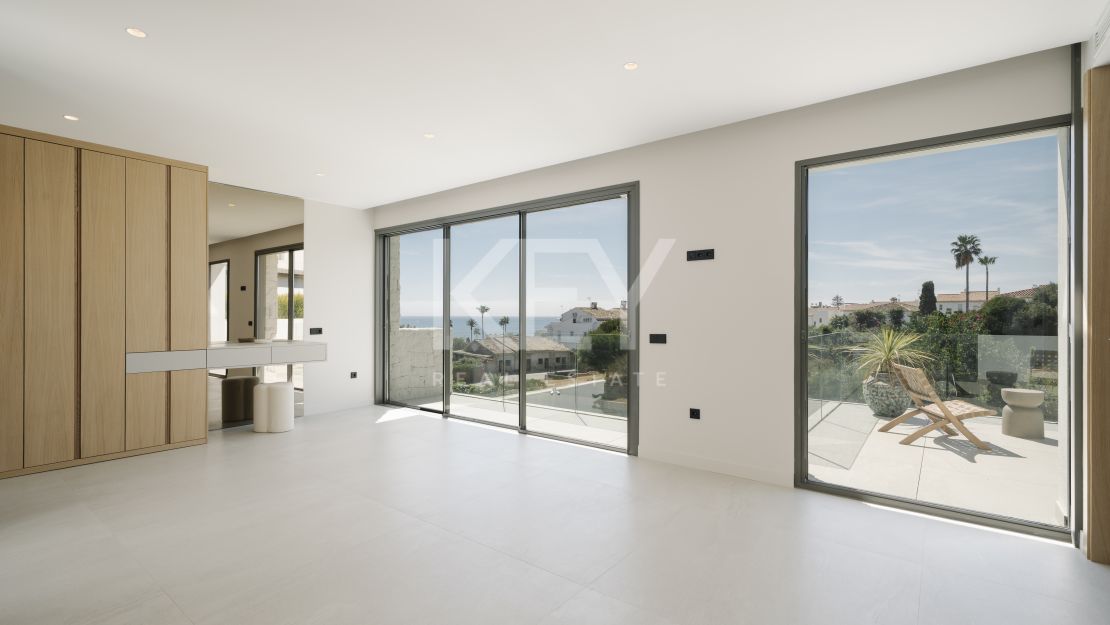 Современная вилла с панорамным видом на море в Эстепоне