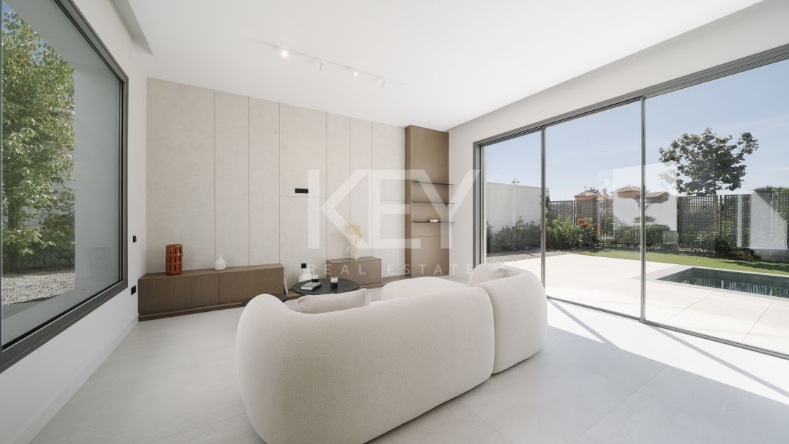 Современная вилла с панорамным видом на море в Эстепоне