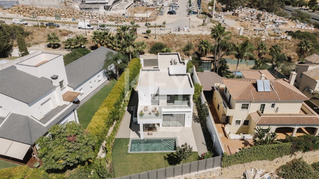 Современная вилла с панорамным видом на море в Эстепоне