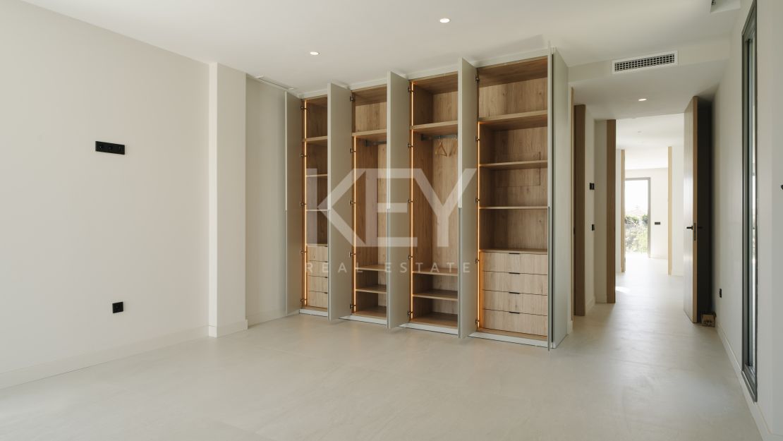 Современная вилла с панорамным видом на море в Эстепоне