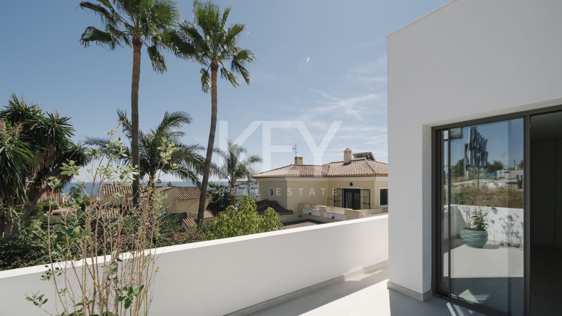 Современная вилла с панорамным видом на море в Эстепоне