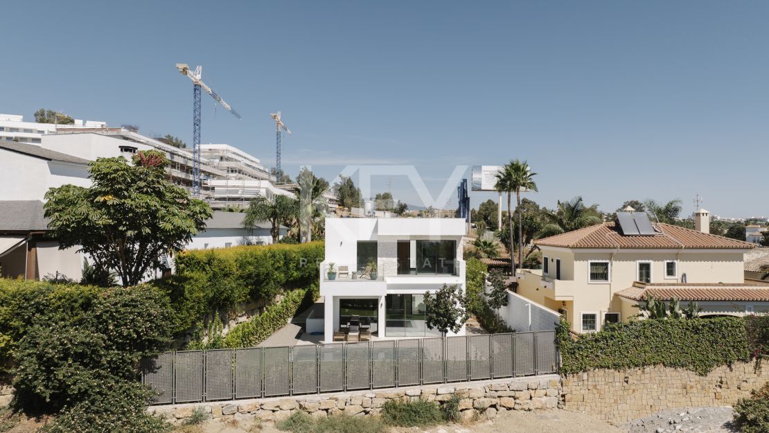 Современная вилла с панорамным видом на море в Эстепоне