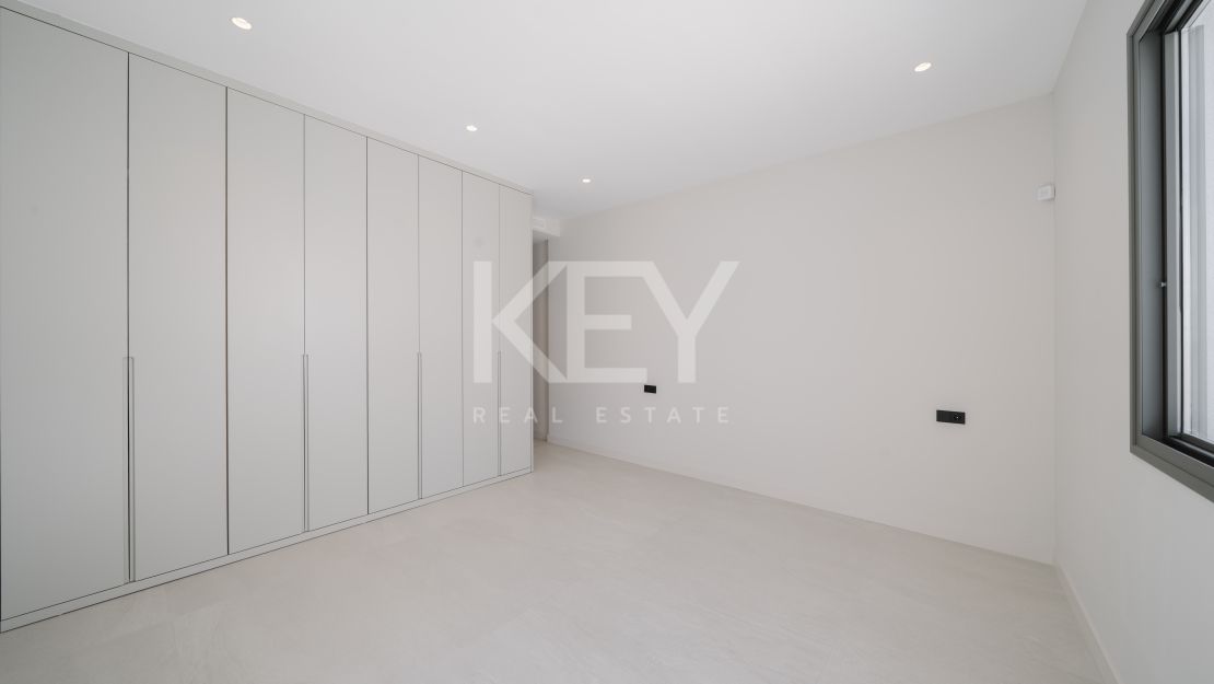 Современная вилла с панорамным видом на море в Эстепоне