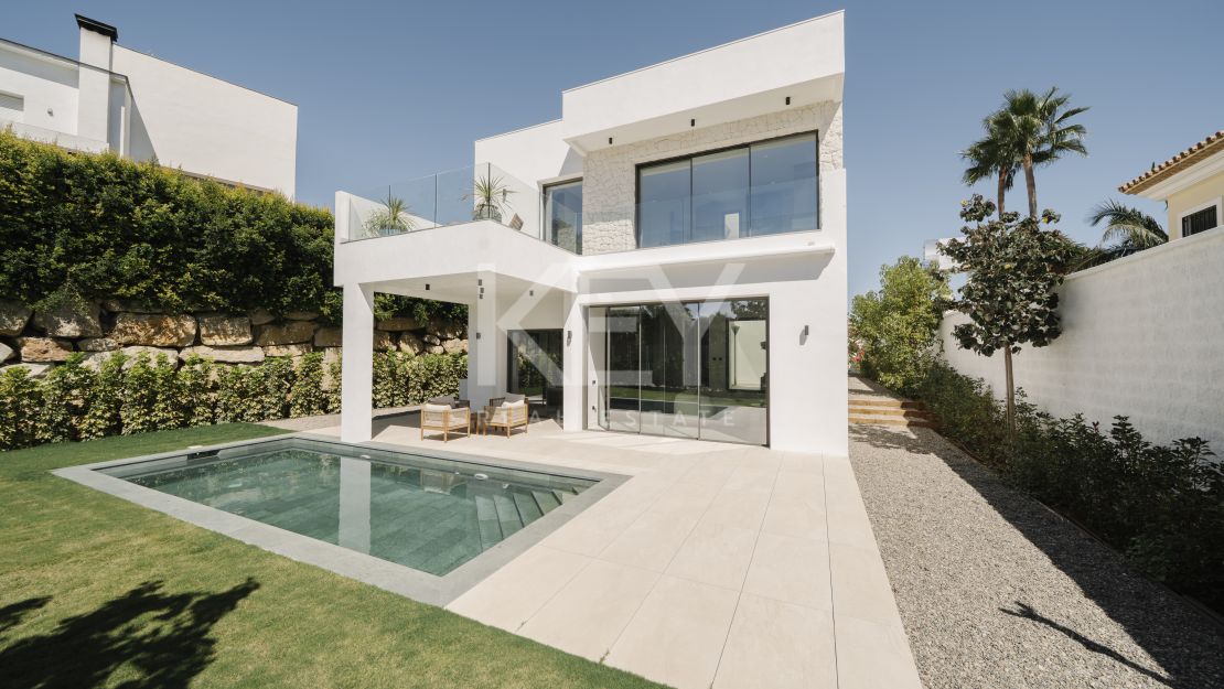 Современная вилла с панорамным видом на море в Эстепоне