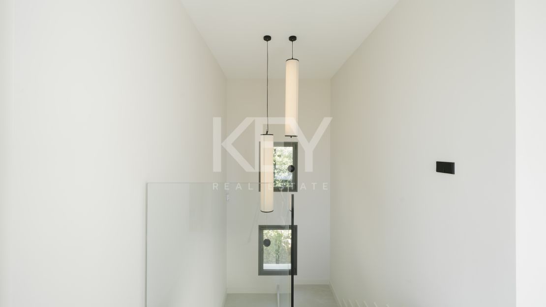 Современная вилла с панорамным видом на море в Эстепоне