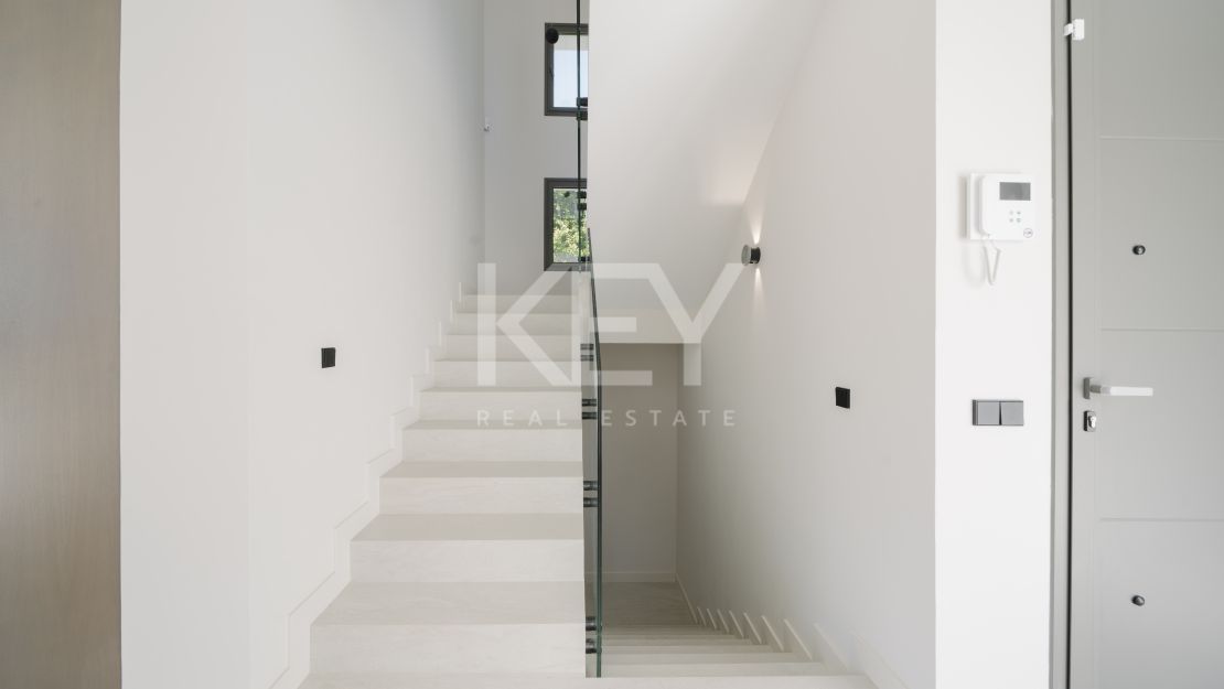 Современная вилла с панорамным видом на море в Эстепоне