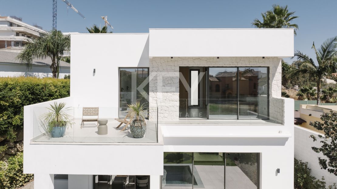 Современная вилла с панорамным видом на море в Эстепоне