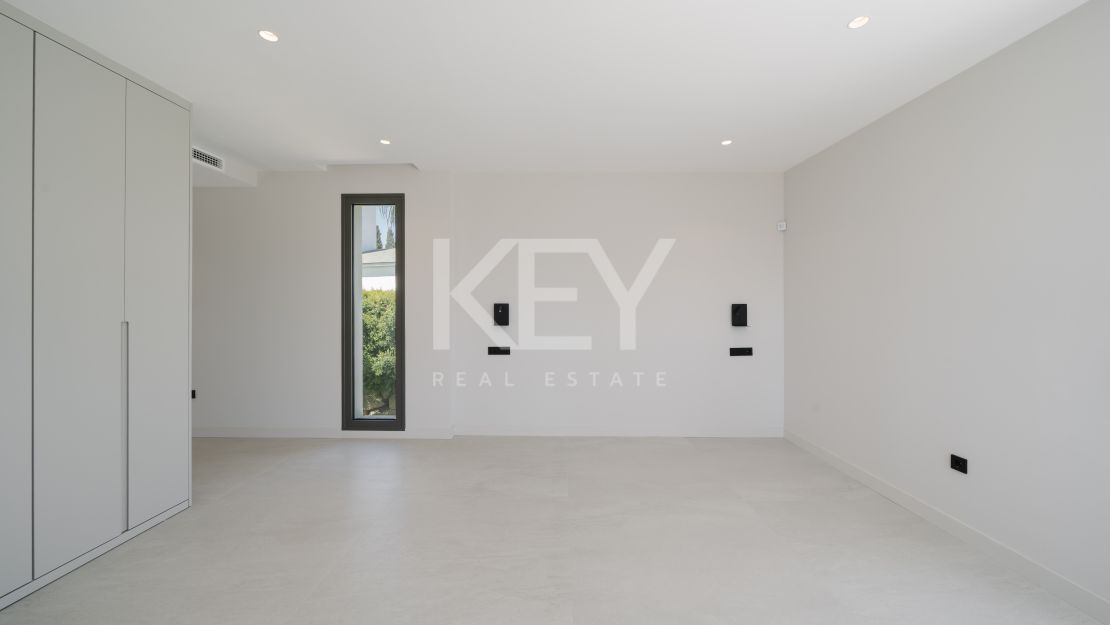 Современная вилла с панорамным видом на море в Эстепоне