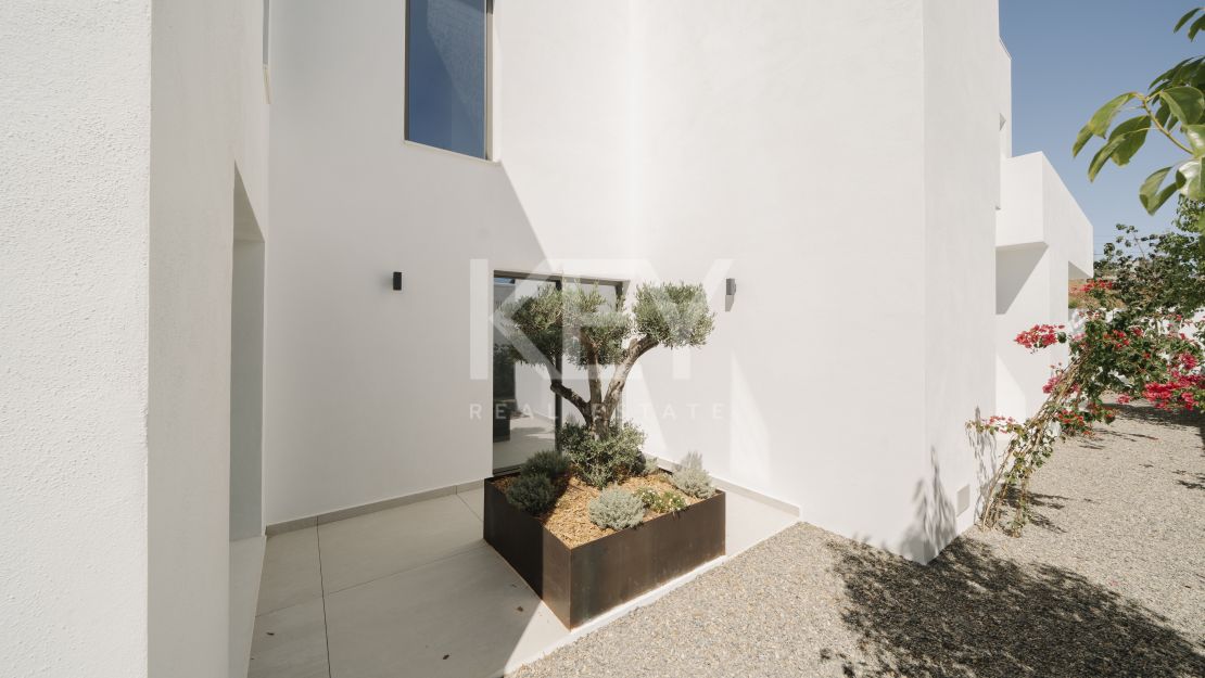 Современная вилла с панорамным видом на море в Эстепоне