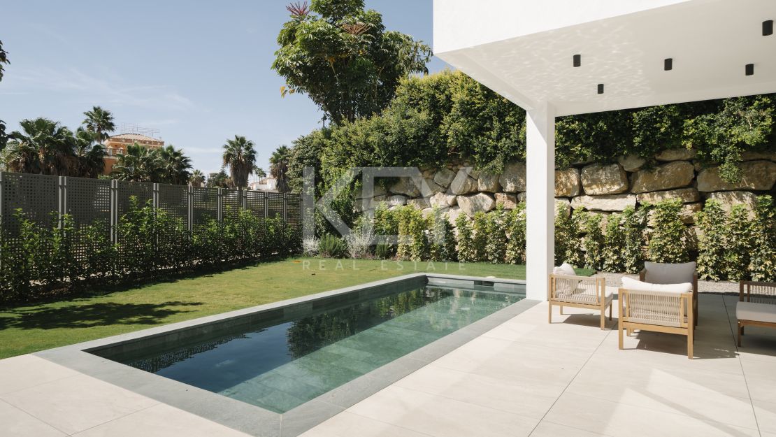 Современная вилла с панорамным видом на море в Эстепоне