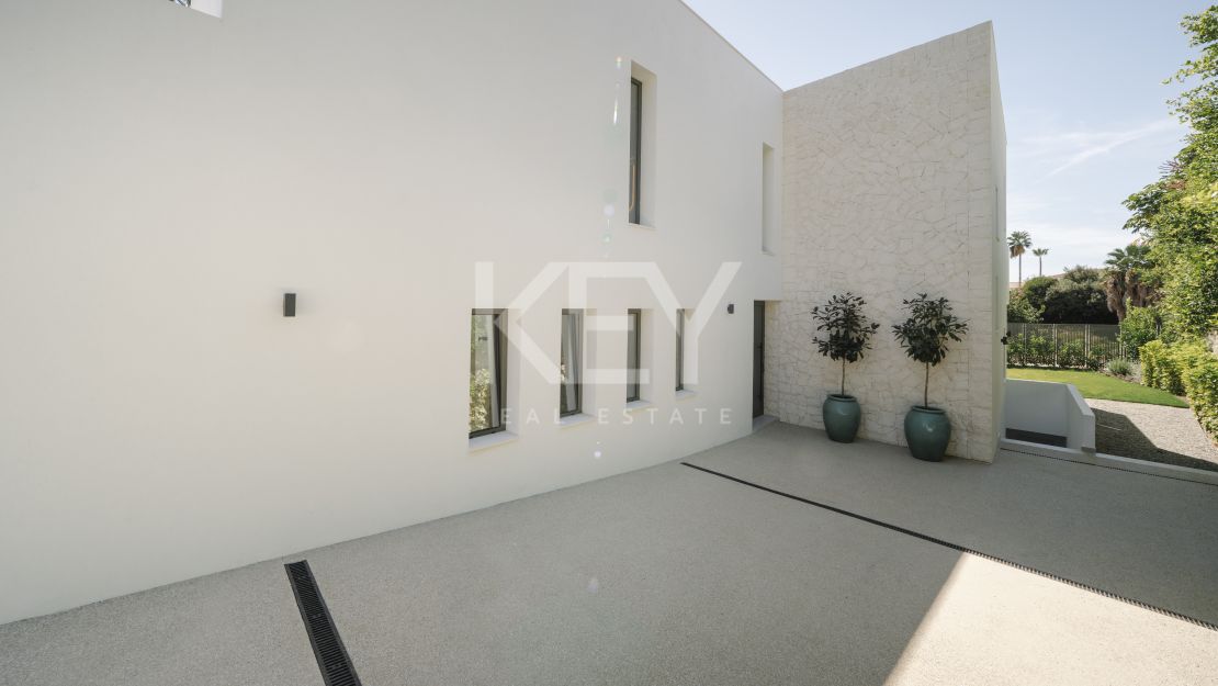 Современная вилла с панорамным видом на море в Эстепоне