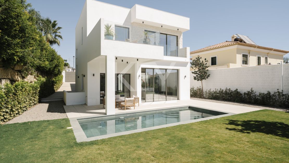 Современная вилла с панорамным видом на море в Эстепоне