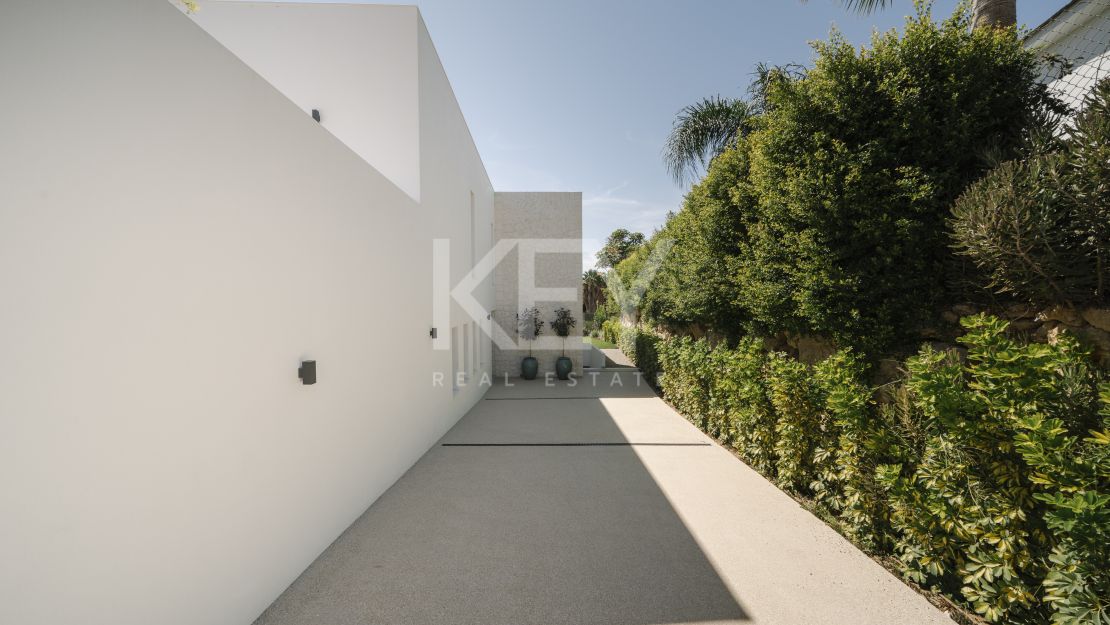 Современная вилла с панорамным видом на море в Эстепоне