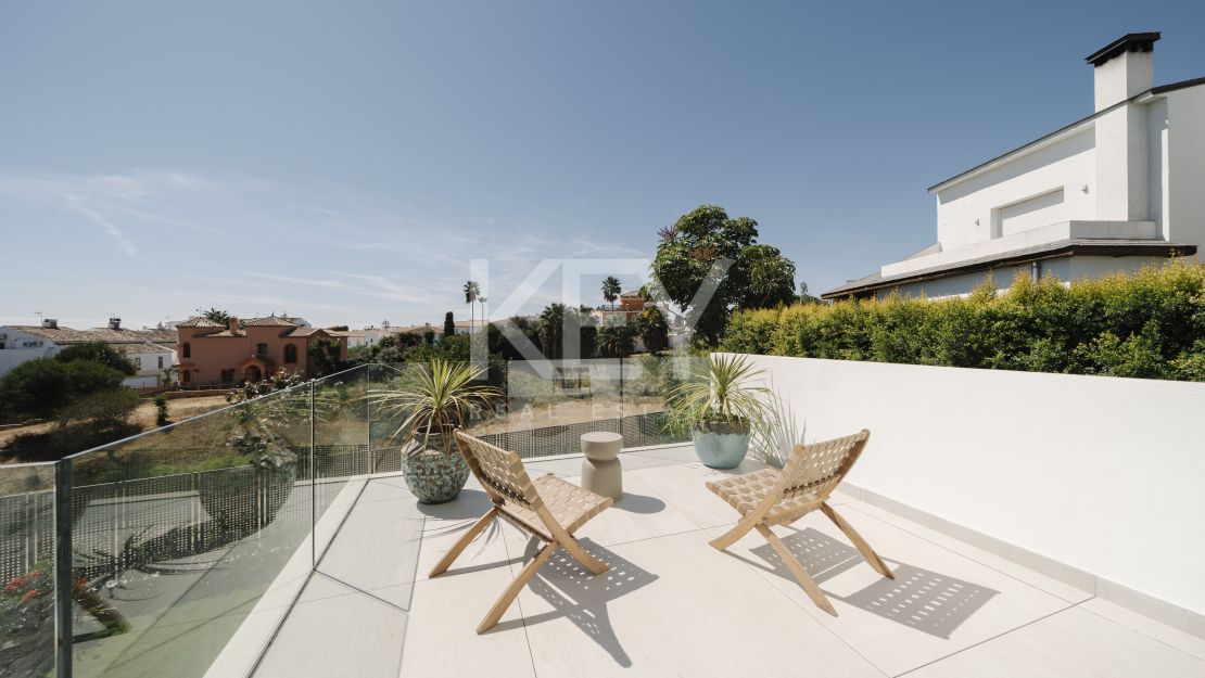 Современная вилла с панорамным видом на море в Эстепоне