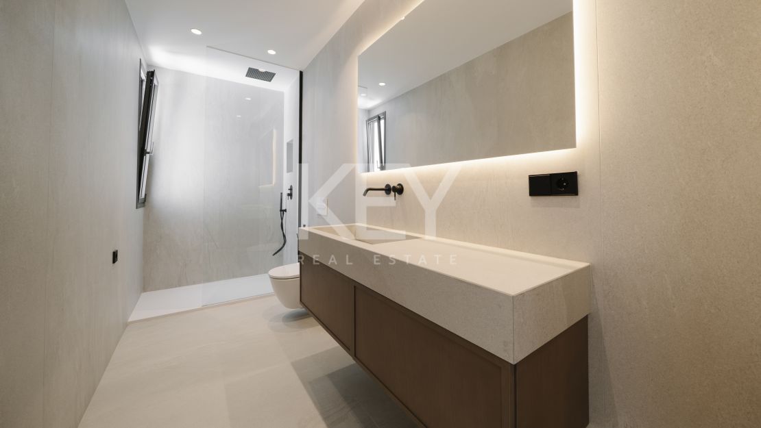 Современная вилла с панорамным видом на море в Эстепоне