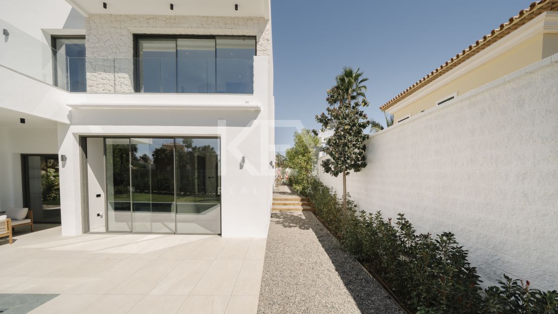 Современная вилла с панорамным видом на море в Эстепоне