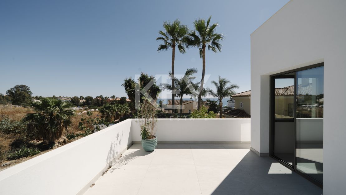 Современная вилла с панорамным видом на море в Эстепоне