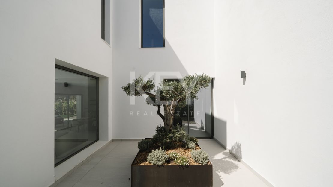 Современная вилла с панорамным видом на море в Эстепоне