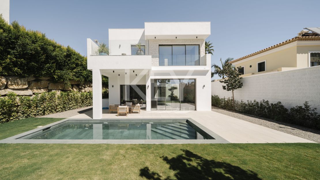 Villa contemporánea con vistas panorámicas al mar en Estepona