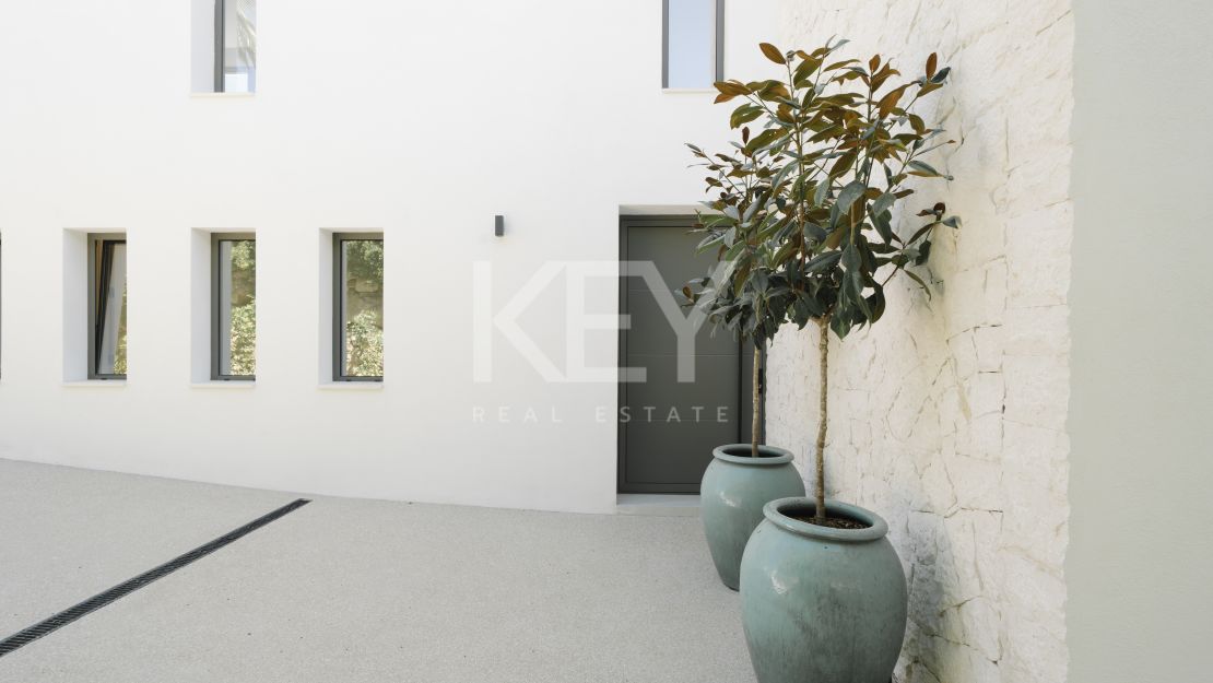 Современная вилла с панорамным видом на море в Эстепоне