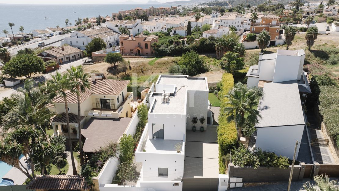 Современная вилла с панорамным видом на море в Эстепоне