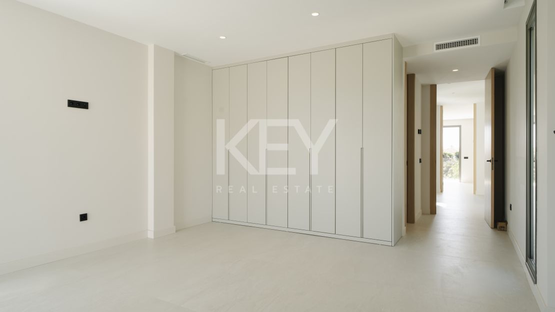 Современная вилла с панорамным видом на море в Эстепоне