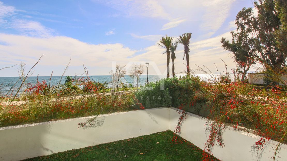 Casa adosada moderna en primera línea de playa en The Islands, Estepona