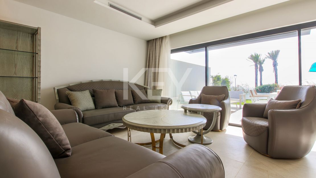 Casa adosada moderna en primera línea de playa en The Islands, Estepona