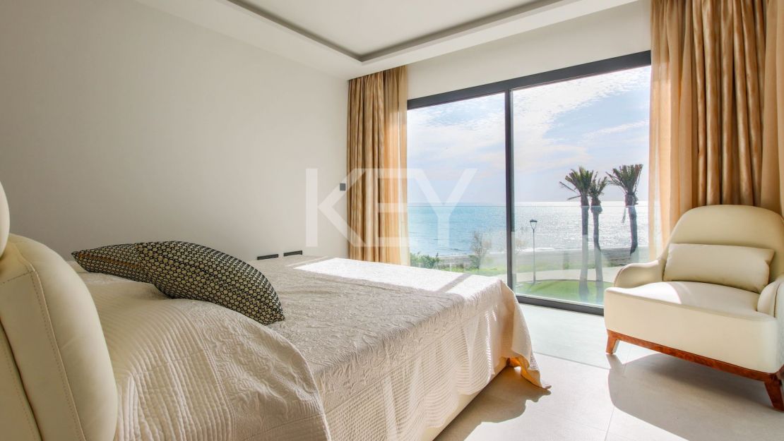 Casa adosada moderna en primera línea de playa en The Islands, Estepona
