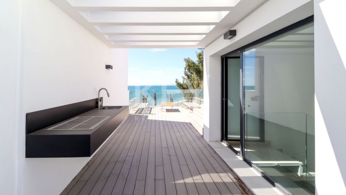 Casa adosada moderna en primera línea de playa en The Islands, Estepona
