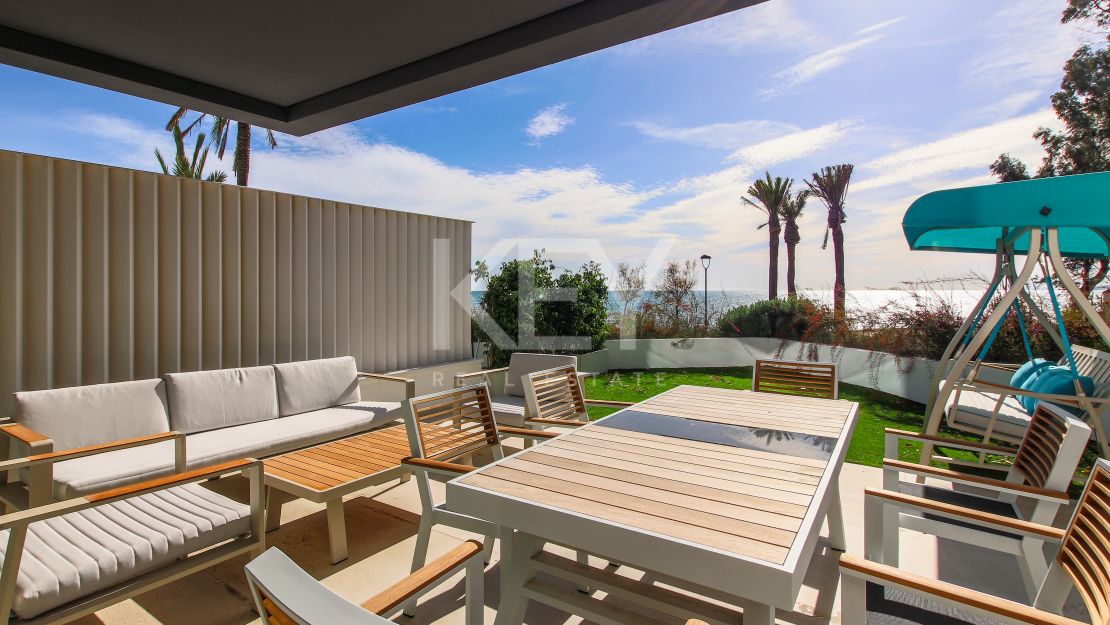Casa adosada moderna en primera línea de playa en The Islands, Estepona