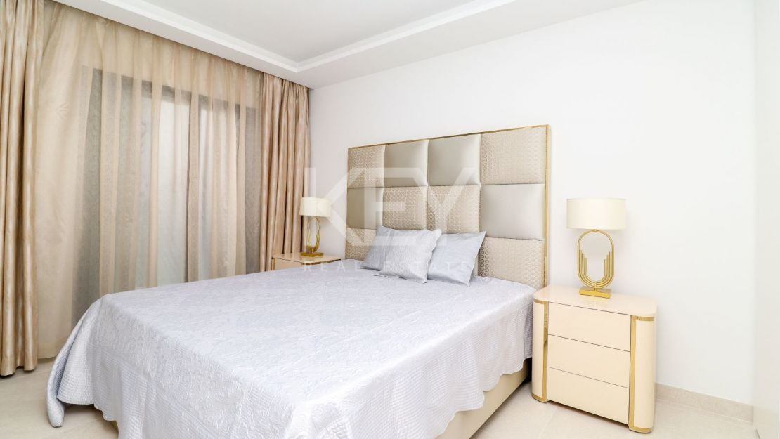 Casa adosada moderna en primera línea de playa en The Islands, Estepona