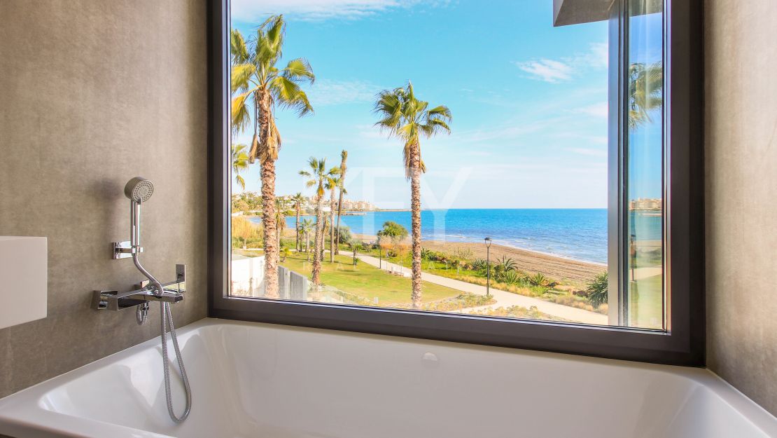 Casa adosada moderna en primera línea de playa en The Islands, Estepona