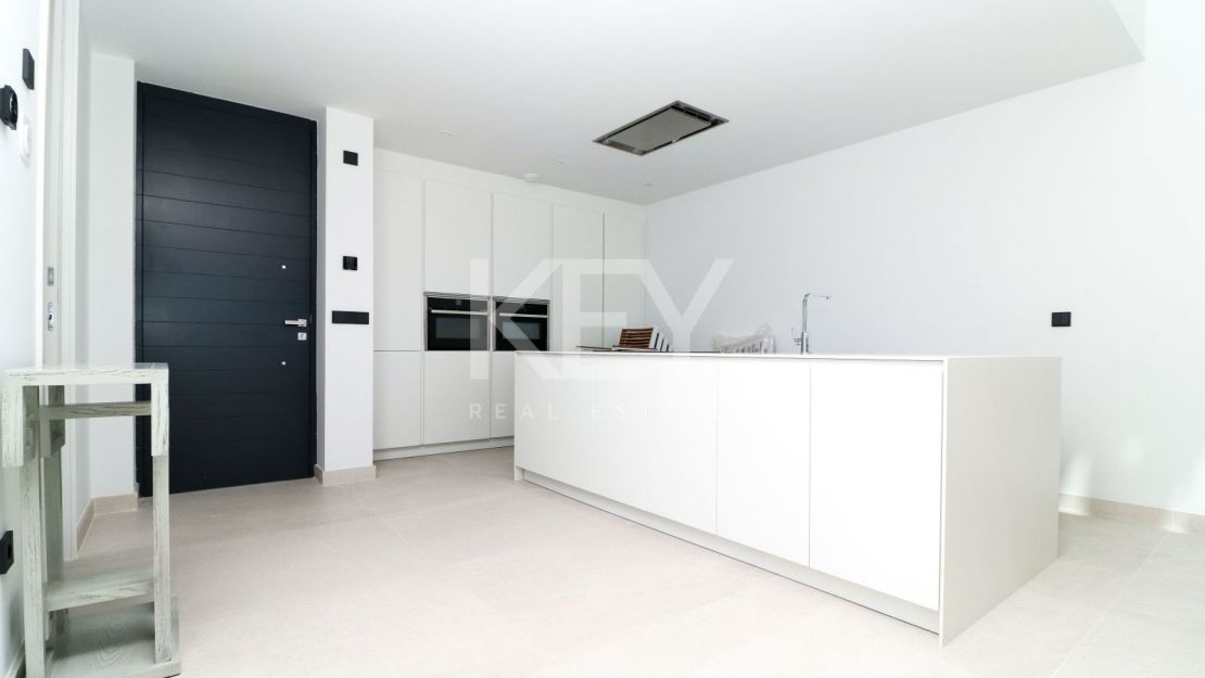 Casa adosada moderna en primera línea de playa en The Islands, Estepona