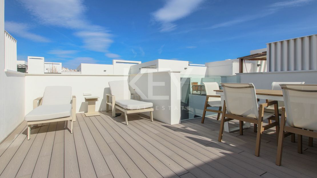 Casa adosada moderna en primera línea de playa en The Islands, Estepona