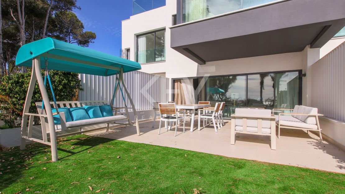 Casa adosada moderna en primera línea de playa en The Islands, Estepona