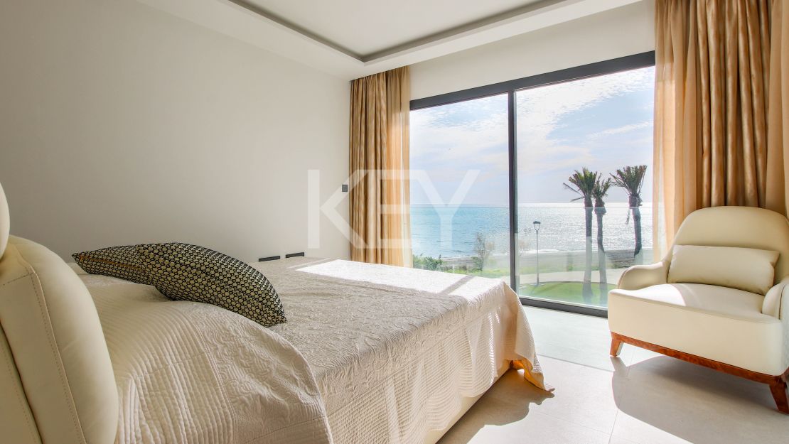 Casa adosada moderna en primera línea de playa en The Islands, Estepona