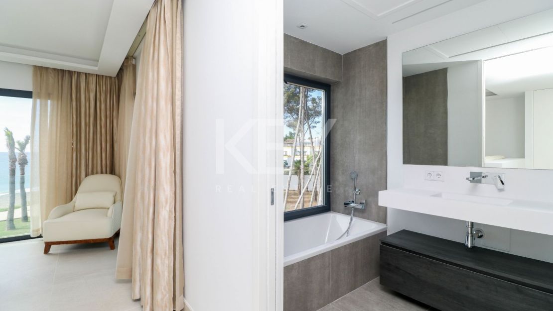 Casa adosada moderna en primera línea de playa en The Islands, Estepona