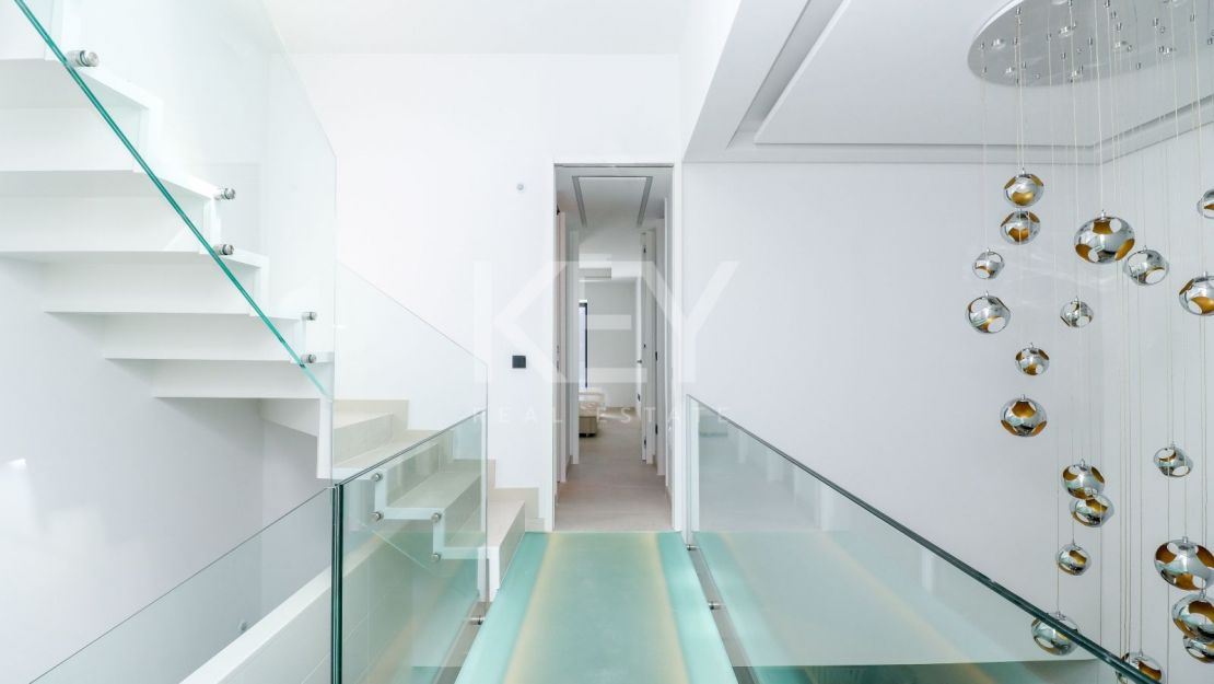 Casa adosada moderna en primera línea de playa en The Islands, Estepona