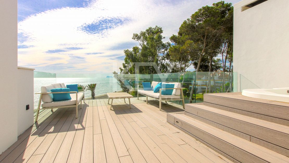 Casa adosada moderna en primera línea de playa en The Islands, Estepona