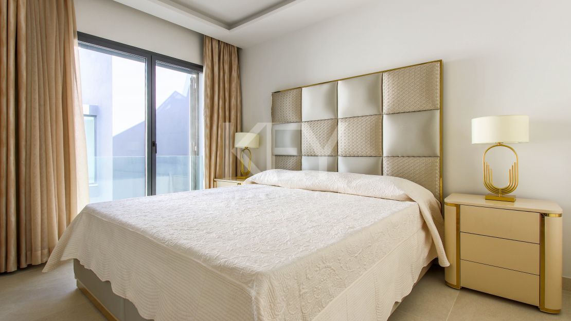 Casa adosada moderna en primera línea de playa en The Islands, Estepona