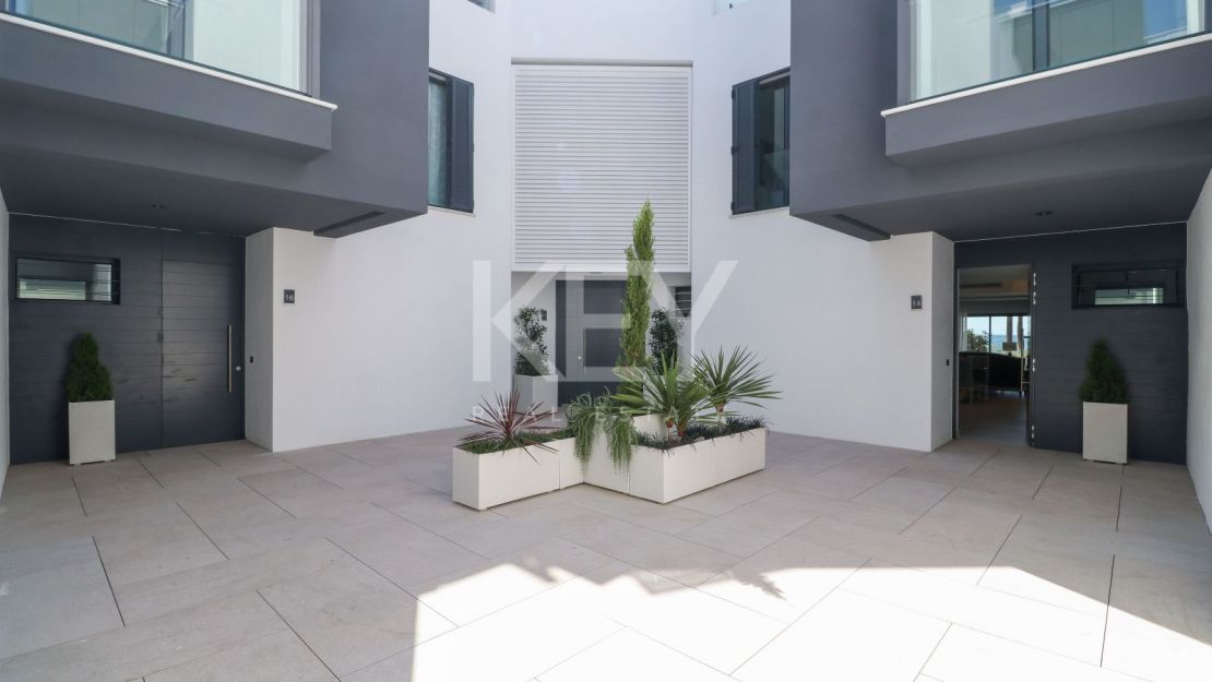 Casa adosada moderna en primera línea de playa en The Islands, Estepona