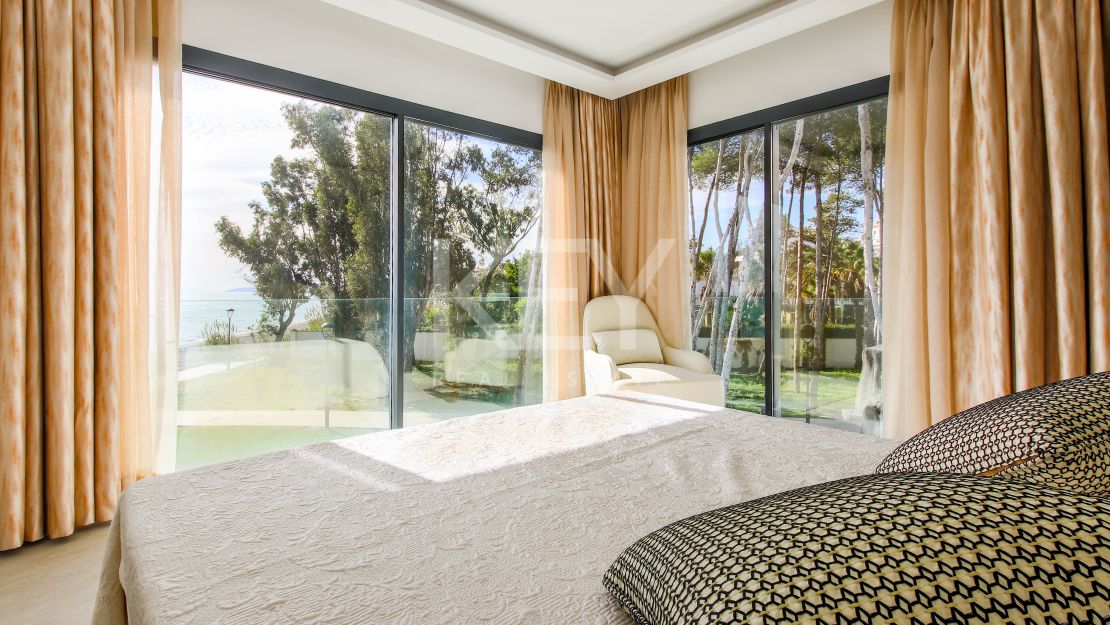 Casa adosada moderna en primera línea de playa en The Islands, Estepona