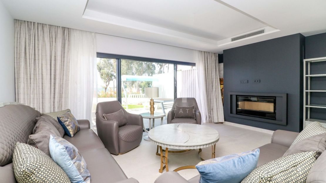 Casa adosada moderna en primera línea de playa en The Islands, Estepona