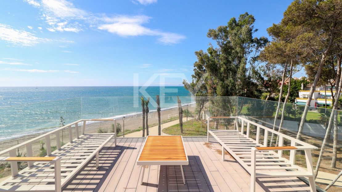 Casa adosada moderna en primera línea de playa en The Islands, Estepona