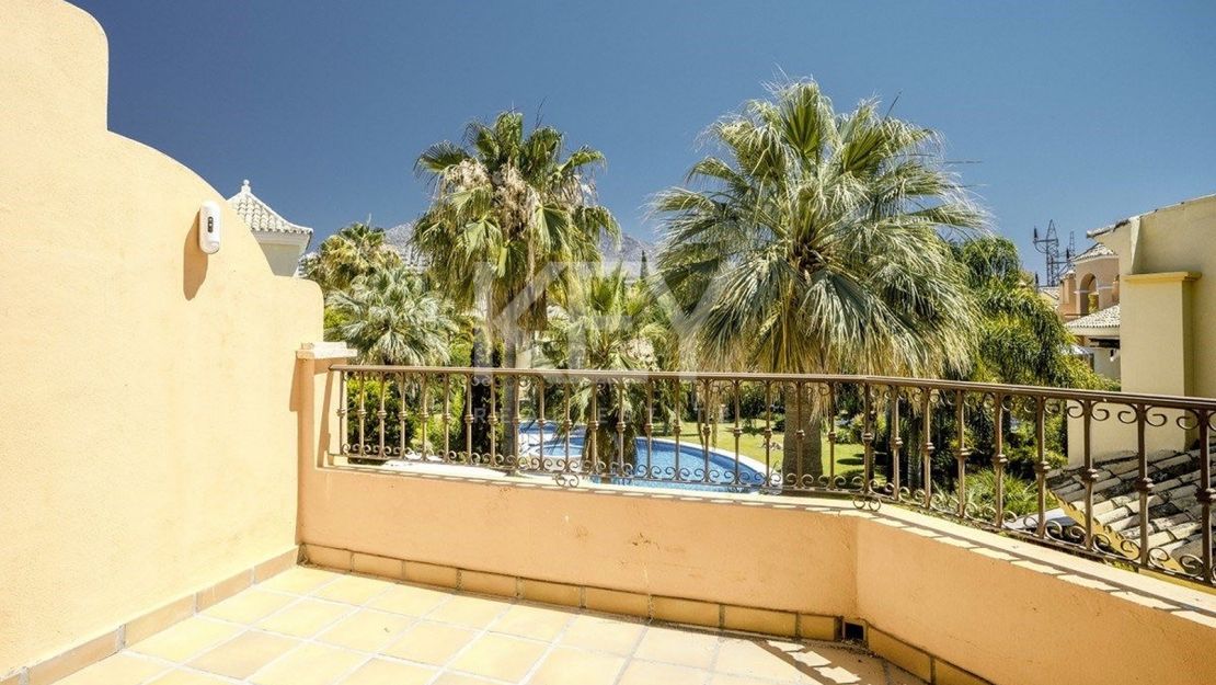 Роскошная полуотдельная вилла с видом на море в Meisho Hills