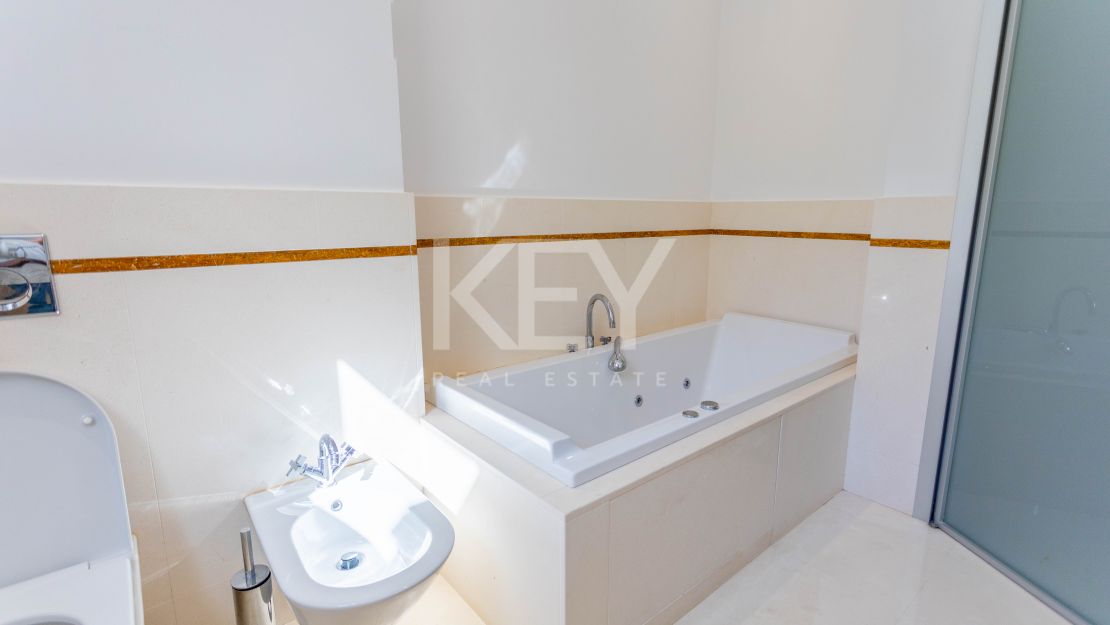 Роскошная полуотдельная вилла с видом на море в Meisho Hills