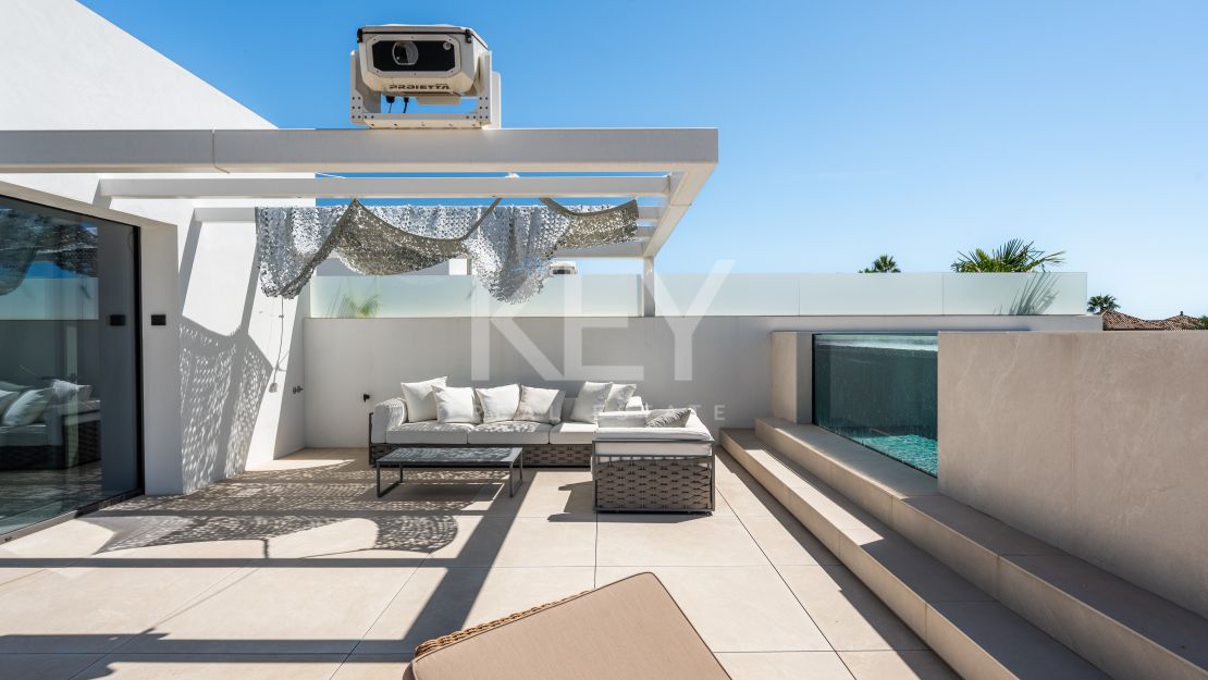 Современная полуотдельная вилла с бассейном на крыше и панорамным видом в Нуэва Андалусия