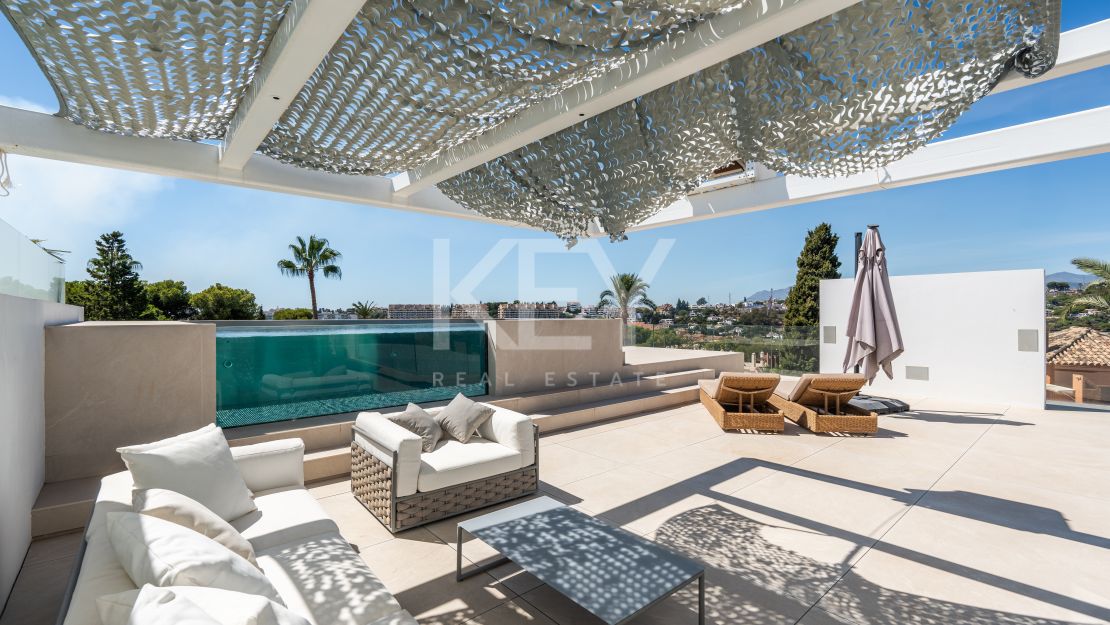 Современная полуотдельная вилла с бассейном на крыше и панорамным видом в Нуэва Андалусия